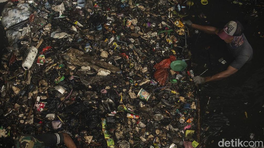 Bikin Mampet, Sampah di Kali Cipamingkis Bekasi Akhirnya Diangkut Juga Bikin Mampet, Sampah di Kali Cipamingkis Bekasi Akhirnya Diangkut Juga