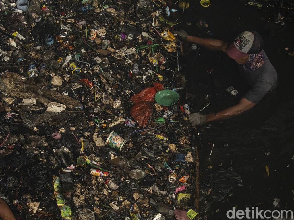 Bikin Mampet, Sampah di Kali Cipamingkis Bekasi Akhirnya Diangkut Juga Bikin Mampet, Sampah di Kali Cipamingkis Bekasi Akhirnya Diangkut Juga