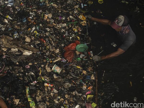 Bikin Mampet, Sampah di Kali Cipamingkis Bekasi Akhirnya Diangkut Juga