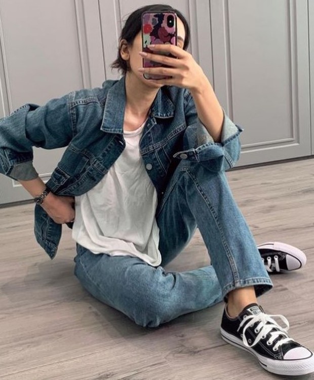 Suhay Salim dalam gaya boyish mengenakan kaos putih serta jaket dan celana jeans