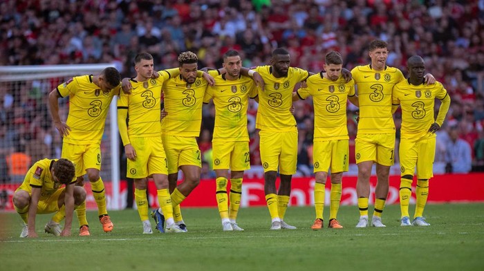 LONDON, ENGLAND - MAY 14: Marcos Alonso, Thiago Silva, Mason Mount, Reece James, Hakim Ziyech, Antonio Rüdiger, Jorginho, Ross Barkley, NGolo Kante of Chelsea during The FA Cup Final match between Chelsea and Liverpool at Wembley Stadium on May 14, 2022 in London, England. (Photo by Sebastian Frej/MB Media/Getty Images)