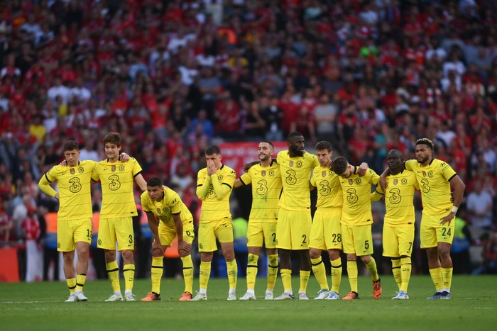 LONDON, ENGLAND - MAY 14: Chelsea players look look on anxiously during the penalty shoot out in The FA Cup Final match between Chelsea and Liverpool at Wembley Stadium on May 14, 2022 in London, England. (Photo by Mike Hewitt/Getty Images)