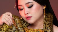 Selebgram Clarissa Putri Dandan Jadi Badarawuhi, Totalitas Pakai Ular Asli