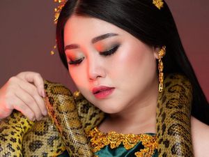 Selebgram Clarissa Putri Dandan Jadi Badarawuhi, Totalitas Pakai Ular Asli Selebgram Clarissa Putri Dandan Jadi Badarawuhi, Totalitas Pakai Ular Asli