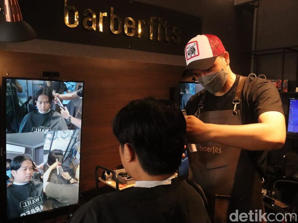 Canggih! Barbershop di Bandung Cerminnya Terhubung dengan Tiga Kamera