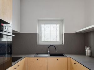 Punya Dapur Kecil Cocok Nggak Ya Dicat Warna Gelap? Ini Kata Desainer Punya Dapur Kecil Cocok Nggak Ya Dicat Warna Gelap? Ini Kata Desainer