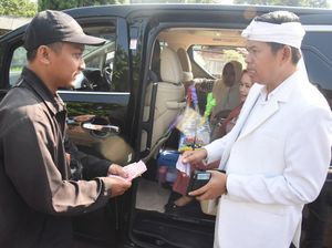 Penjual Mainan Ini Menangis Usai Jualannya Diborong Dedi Mulyadi