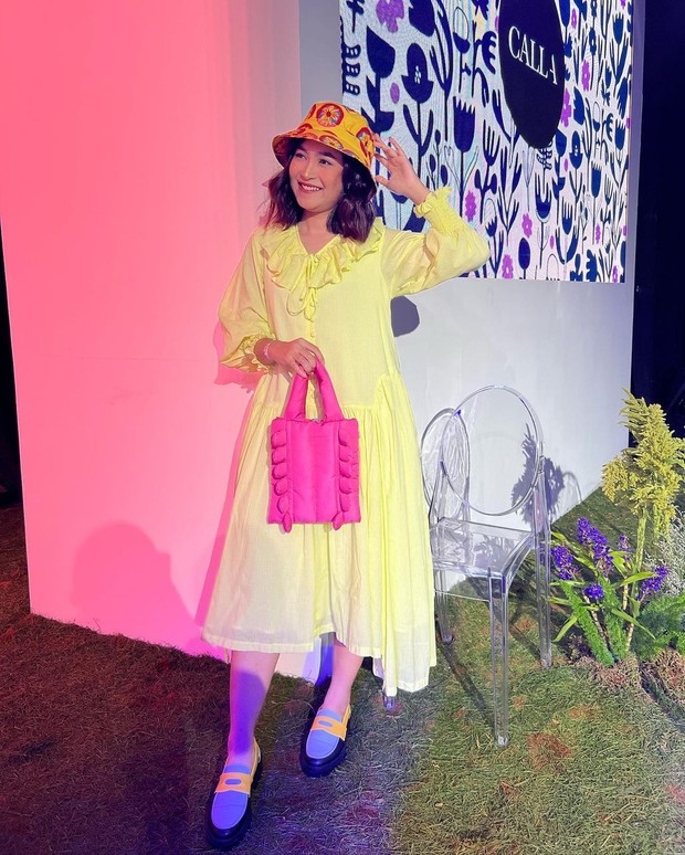 Dewisya tampil feminin dan colourful cocok untuk gaya nonton NCT Dream