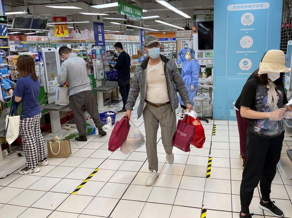Warga Shanghai Sudah Boleh ke Supermarket, Lockdown Mau Dicabut?