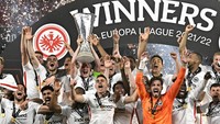 Eintracht Frankfurt jadi wakil Jerman teranyar yang lolos ke Liga Champions musim depan. Mereka masuk lewat jatah juara Liga Europa, usai mengalahkan Rangers FC di final. Di Bundesliga sendiri mereka hanya finis ke-11 dengan 42 poin. Foto: AFP via Getty Images/JAVIER SORIANO