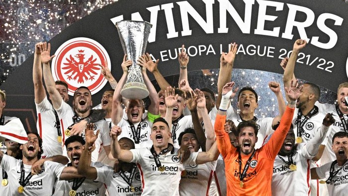 Eintracht Frankfurt Eintracht Frankfurt's German midfielder and captain Sebastian Rode lifts the trophy as Eintracht Frankfurt players celebrate after winning the UEFA Europa League final football match between Eintracht Frankfurt and Glasgow Rangers at the Ramon Sanchez Pizjuan stadium in Seville on May 18, 2022. (Photo by JAVIER SORIANO / AFP) (Photo by JAVIER SORIANO/AFP via Getty Images)