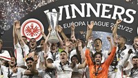 Sebastian Rode mengangkat trofi juara Liga Europa bersama rekan setimnya. (Foto: AFP via Getty Images/JAVIER SORIANO)