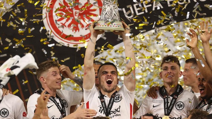 SEVILLE, SPAIN - MAY 18: Filip Kostic of Eintracht Frankfurt celebrates winning by lifting the UEFA Europa League trophy during the UEFA Europa League final match between Eintracht Frankfurt and Rangers FC at Estadio Ramon Sanchez Pizjuan on May 18, 2022 in Seville, Spain. (Photo by James Williamson - AMA/Getty Images)
