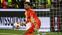 Gagalnya penalti Aaron Ramsey sebagai eksekutor keempat Rangers menjadi penentu kemenangan Frankfurt. (AP/Pablo Garcia)