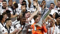 Penjaga gawang Frankfurt Kevin Trapp mencium trofi pemenang pertandingan final Liga Europa. (AP/Pablo Garcia)
