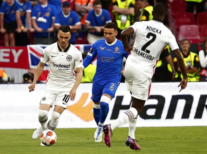 Eintracht Frankfurt Juara Liga Europa! Rangers' James Tavernier, center, challenges Frankfurt's Filip Kostic, left, during the Europa League final soccer match between Eintracht Frankfurt and Rangers FC at the Ramon Sanchez Pizjuan stadium in Seville, Spain, Wednesday, May 18, 2022. (AP Photo/Pablo Garcia)