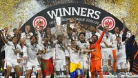Skuad polesan Oliver Glasner itu juara tanpa menelan satupun kekalahan sepanjang turnamen. Ini adalah catatan unik di mana sebelumnya hanya dua tim yang berhasil mewujudkannya, yakni Chelsea (2018/2019) dan Villarreal (2020/2021). (AP/Manu Fernandez)