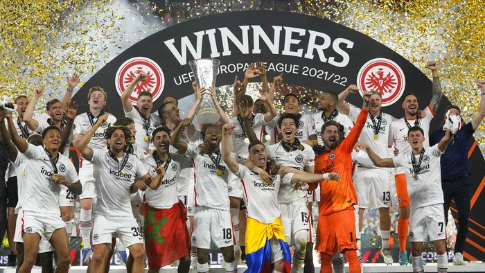 Eintracht Frankfurt Juara Liga Europa! Frankfurt players celebrate with the trophy after winning the Europa League final soccer match between Eintracht Frankfurt and Rangers FC at the Ramon Sanchez Pizjuan stadium in Seville, Spain, Thursday, May 19, 2022. Frankfurt defeated Rangers 5-4 in a penalty shootout after the game ended tied 1-1. (AP Photo/Manu Fernandez)
