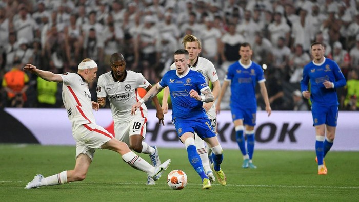 Frankfurts German midfielder Sebastian Rode (L) vies with Rangers English midfielder Ryan Kent during the UEFA Europa League final football match between Eintracht Frankfurt and Glasgow Rangers at the Ramon Sanchez Pizjuan stadium in Seville on May 18, 2022. (Photo by JORGE GUERRERO / AFP) (Photo by JORGE GUERRERO/AFP via Getty Images)