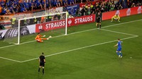 Dan apa yang ditakutkan pun menjadi kenyataan. Sepakan Ramsey yang mengarah ke tengah justru berhasil diblok oleh kaki Kevin Trapp. Itu menjadi satu-satunya penalti yang gagal dalam babak tos-tosan. Frankfurt pun keluar sebagai juara. REUTERS/Marcelo Del Pozo