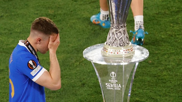 Ekspresi Aaron Ramsey, Gagal Penalti hingga Tak Sanggup Lihat Trofi Soccer Football - Europa League - Final - Eintracht Frankfurt v Rangers - Ramon Sanchez Pizjuan, Seville, Spain - May 19, 2022 Rangers' Aaron Ramsey looks dejected as he walks past the trophy after losing the Europa League final REUTERS/Marcelo Del Pozo TPX IMAGES OF THE DAY