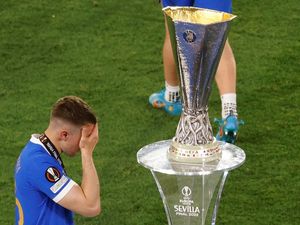 Ekspresi Aaron Ramsey, Gagal Penalti hingga Tak Sanggup Lihat Trofi Ekspresi Aaron Ramsey, Gagal Penalti hingga Tak Sanggup Lihat Trofi