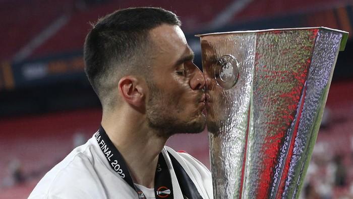 Filip Kostic (Eintracht Frankfurt) celebrates kissing the trophy during the football Europa League match UEFA Europa League 2022 Final - Eintracht vs Rangers on May 18, 2022 at the Estadio Ramon Sanchez-Pizjuan in Seville, Spain (Photo by Francesco Scaccianoce/LiveMedia/NurPhoto via Getty Images)