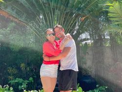 Pelukan, Fitri Salhuteru Sebut John Hopkins Adik Ipar