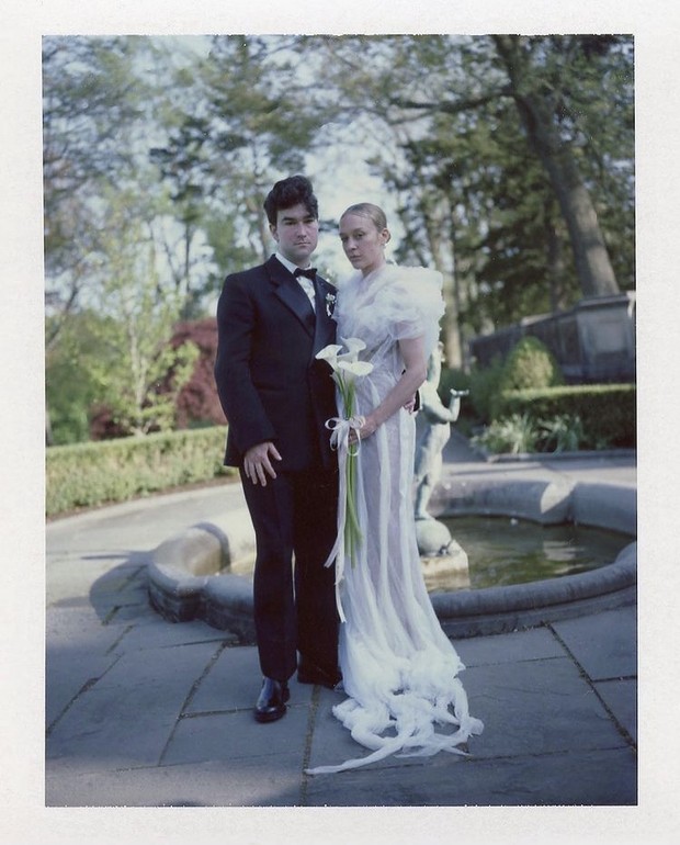 Gaun pengantin transparan Jean Paul Gaultier yang dipakai Chloë Sevigny/
