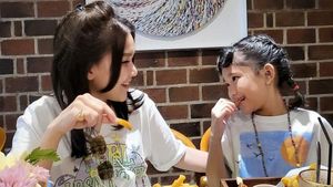 Intip Keseruan Ayu Ting Ting Saat Hangout hingga Makan Bareng Anak
