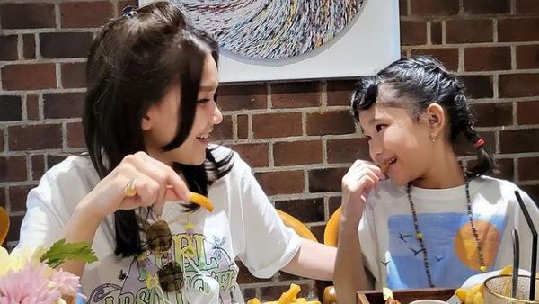 Intip Keseruan Ayu Ting Ting Saat Hangout hingga Makan Bareng Anak