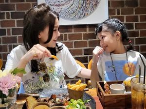 Intip Keseruan Ayu Ting Ting Saat Hangout hingga Makan Bareng Anak Intip Keseruan Ayu Ting Ting Saat Hangout hingga Makan Bareng Anak