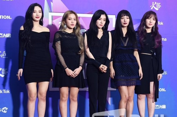 Girl group pertama yang tampil di Korea Utara/Foto:Twitter.com/Theseoulstory Menjadi sebuah kebanggan di mana Red Velvet terpilih menjadi salah satu bintang tamu sebuah acara di Korea Utara.