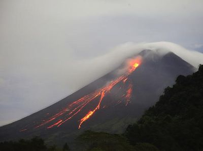 Lagi, Gunung Merapi Muntahkan Lava Pijar