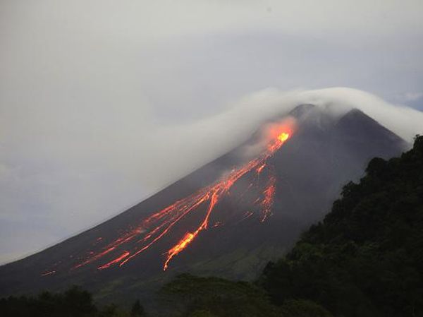 Lagi, Gunung Merapi Muntahkan Lava Pijar