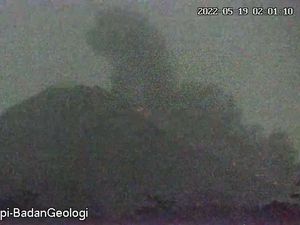 Gunung Merapi Luncurkan Awan Panas 2,5 Km