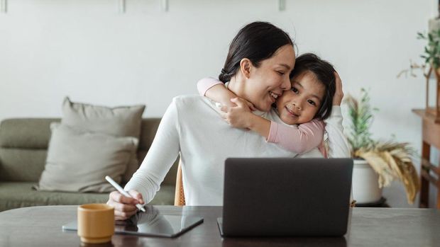 Ilustrasi interaksi orang tua dan anak di rumah yang layak