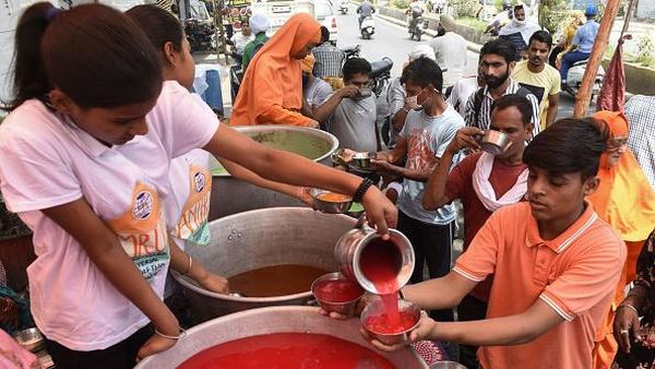 India Panas Banget, Orang-orang Berebut Minum Es