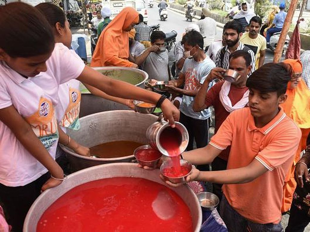 India Panas Banget, Orang-orang Berebut Minum Es