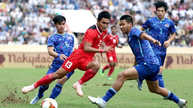 Southeast Asian Games - Men's Football - Semi Final - Thailand v Indonesia - Thien Truong Stadium - Nam Dinh, Vietnam - May 19, 2022 Indonesia's Rachmat Irianto in action with Thailand's Airfan Doloh and Thailand's Chayapipat Supanpasuch REUTERS/Chalinee Thirasupa
