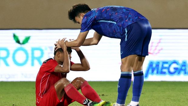 Southeast Asian Games - Men's Football - Semi Final - Thailand v Indonesia - Thien Truong Stadium - Nam Dinh, Vietnam - May 19, 2022 Thailand's Chonnapat Buaphan consoles Indonesia's saddil Ramdani after the match REUTERS/Chalinee Thirasupa