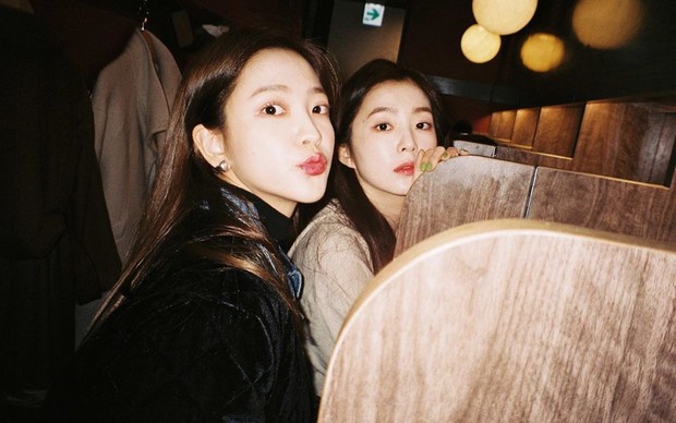 Irene (kiri) bersama dengan maknae Yeri (kanan)/Foto:Instagram.com/Yerimiese Irene dengan Yeri terpaut usia yang cukup jauh yakni 8 tahun.