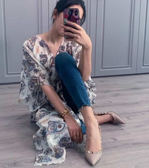 Suhay Salim dalam paduan dress kaftan dengan skinny jeans