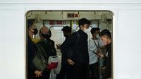 Suasana KRL yang Kini Kapasitas Penumpang Jadi 80 Persen