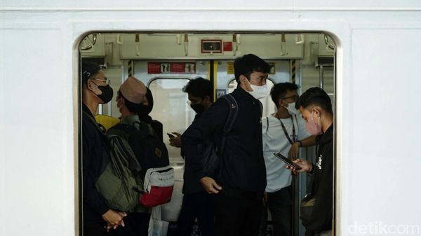 Suasana KRL yang Kini Kapasitas Penumpang Jadi 80 Persen