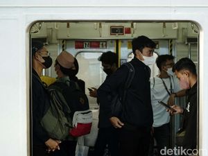 Suasana KRL yang Kini Kapasitas Penumpang Jadi 80 Persen