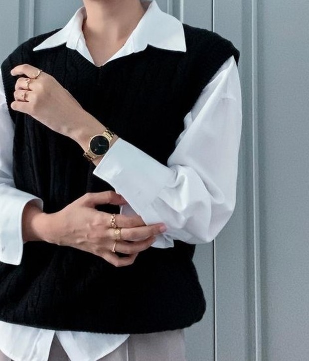 Suhay Salim dalam paduan kemeja dan sweater untuk bekerja