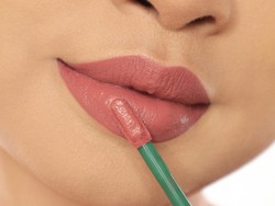 5 Rekomendasi Lipstik Nude yang Cantik untuk Bibir Hitam