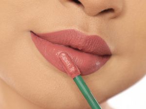 5 Rekomendasi Lipstik Nude yang Cantik untuk Bibir Hitam 5 Rekomendasi Lipstik Nude yang Cantik untuk Bibir Hitam
