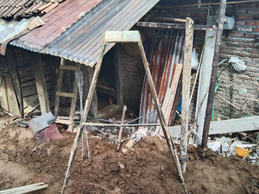 Rumah Warga Dempel Wonosobo Rusak Tertimbun Longsor